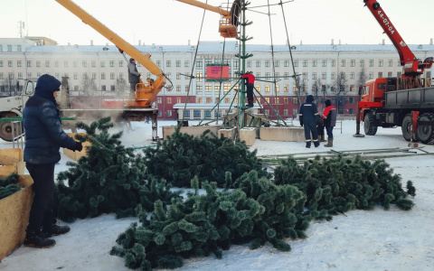 На главной площади Кирова начали установку ели, а за Филармонией заливают каток