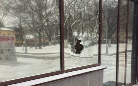 Известна сумма ущерба, причиненного брошенным кирпичом в окно правительства Кировской области