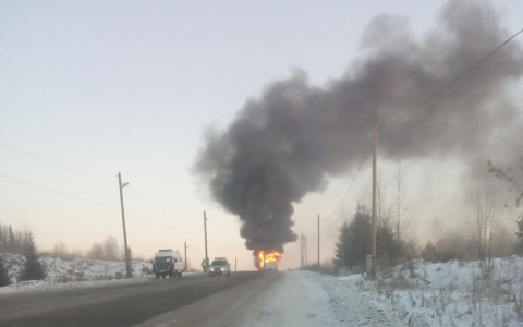 Утром на трассе в Кировской области сгорел автобус