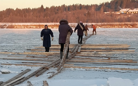 «Как в 40-е годы»: в Кировской области появился мост из трех досок