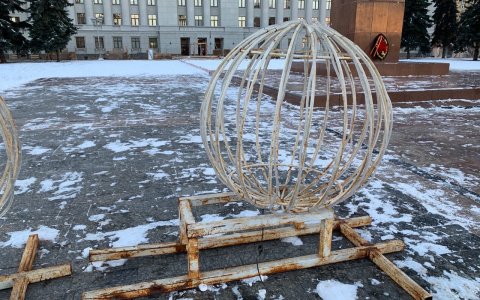 Тайный лед и ржавые шары: Театральную площадь начали украшать к Новому году