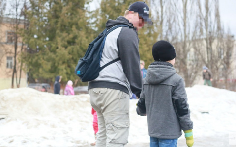«Незнакомец пытался утащить с остановки моего ребенка»: житель Слободского о происшествии с сыном