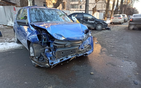 Днем в ДТП в центре Кирова пострадали три человека