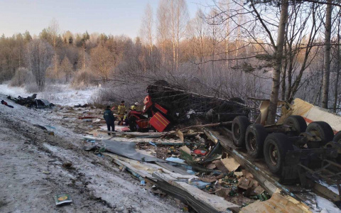 При столкновении грузовика с легковушкой погибли люди: в Кировской области произошло страшное ДТП