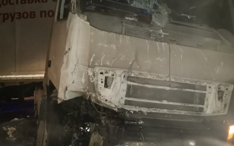 В Слободском районе грузовик столкнулся с рейсовым автобусом: шесть человек пострадали