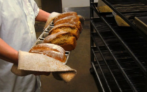 Стало известно, сколько кировские семьи тратят денег на хлеб и сладости