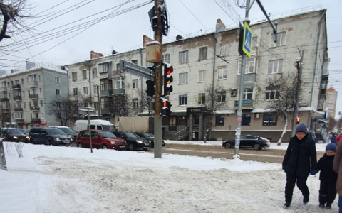 В центре Кирова из окна дома выпал подросток