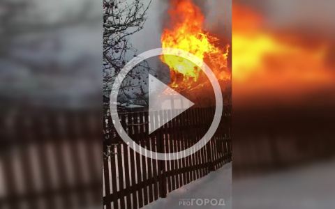 Увидели огонь с трассы и побежали на помощь: на Победиловском тракте горит дом