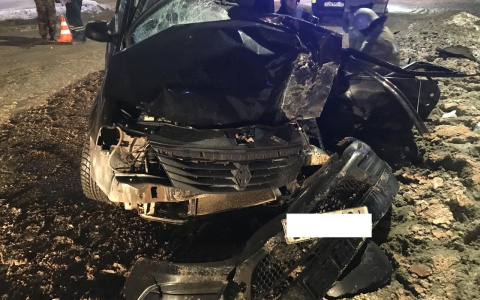 Утром в Кирове «Логан» въехал в экскаватор: есть пострадавшие