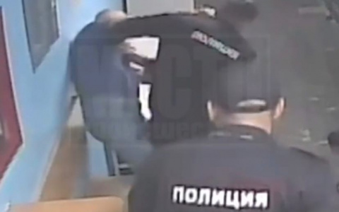 В отделении на Красина бывший работник органов ударил полицейского