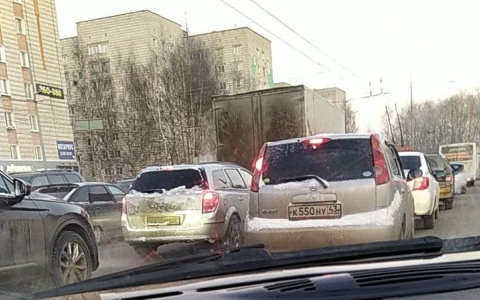 Киров стоит в километровых пробках: движение в центре практически парализовано