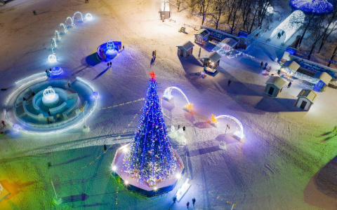 15 фотографий новогоднего Кирова в праздничных огнях