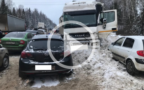 В Кировской области КамАЗ спровоцировал массовую аварию с 7 машинами
