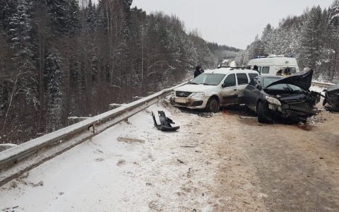 На трассе в Советском районе столкнулись 4 машины: в ДТП пострадали 5 человек