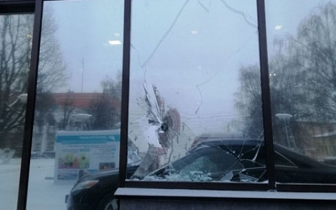 В окно здания правительства Кировской области запустили третий кирпич