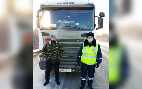 Никто не останавливался: на кировской трассе спасли замерзающего водителя