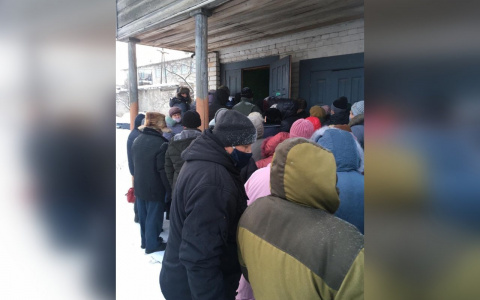 Жители Яранска cтоят в огромных очередях за древесиной для отопления домов