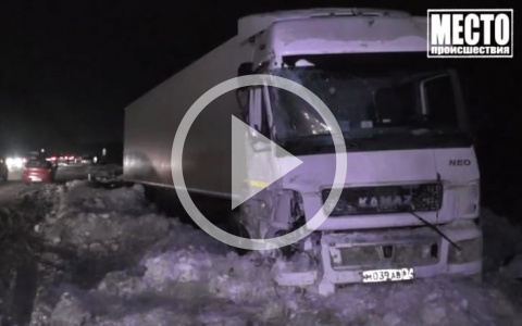 Появились подробности ДТП с 3 фурами и 4 автомобилями в Кировской области