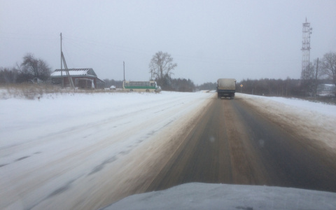 Девушки из Костромы застряли на трассе под Котельничем и нашли спасителя через соцсети