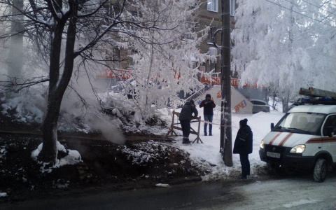 В центре Кирова произошел обвал: из-под земли бьет горячий пар