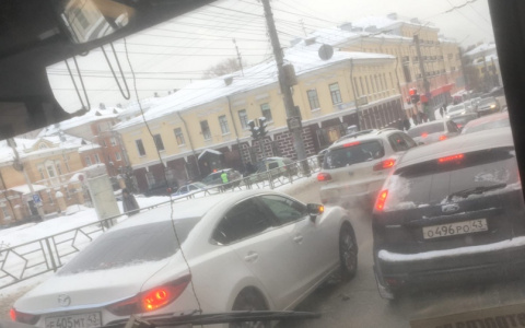 У музея Васнецовых иномарка вылетела на тротуар: есть пострадавшие