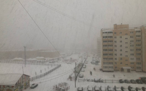 Киров заметает снегом: жители города жалуются на плохую видимость на дорогах и пробки