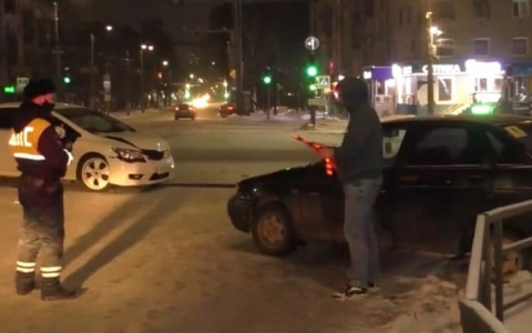 В Кирове у ЦУМа водитель "десятки" засмотрелся в навигатор и устроил ДТП