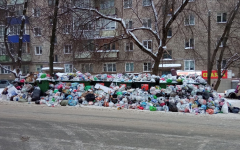 Илья Варламов прокомментировал горы мусора в кировских дворах