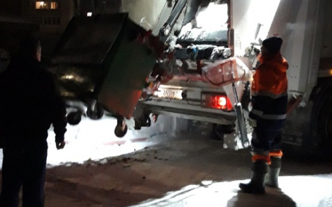 В Кирове женщина подкараулила мусоровоз и заставила вывезти отходы у детского сада