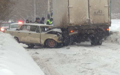 Столкновение 4 машин на Украинской: грузовик раздавил «Жигули»