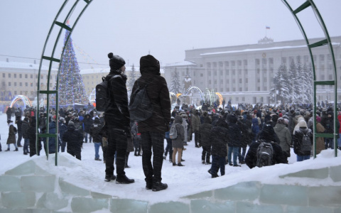 Фоторепортаж: как проходила "прогулка" кировчан к зданию правительства 23 января