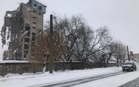 Взрывотехники рассказали, почему не упала вторая башня мелькомбината