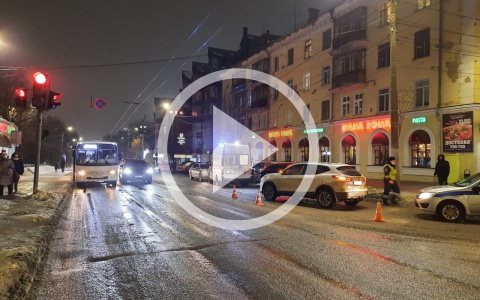 В центре Кирова кроссовер сбил женщину с 3-летним ребенком