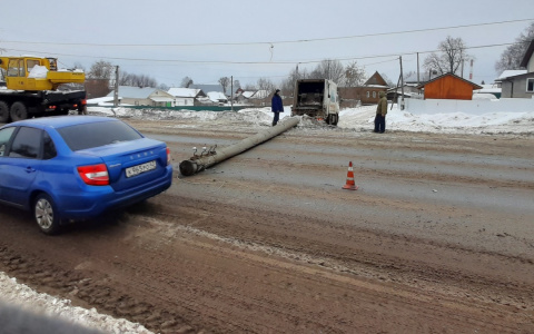 Утром в Кирове мусоровоз сбил опору освещения