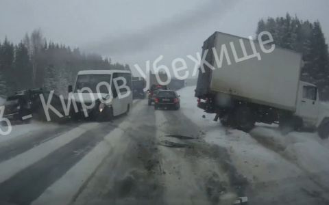 На трассе под Кировом произошло ДТП с участием пассажирского микроавтобуса: видео