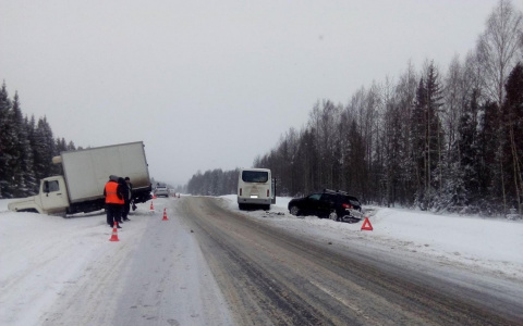 Травмированы три пассажира автобуса: появились подробности массового ДТП на трассе под Кировом