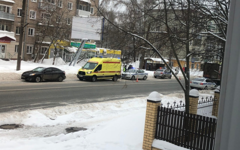 «Все лобовое разбито»: на улице Попова легковушка сбила двух пешеходов