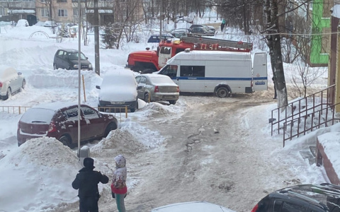 На улице Воровского оцеплен двор: на месте полиция и спасатели