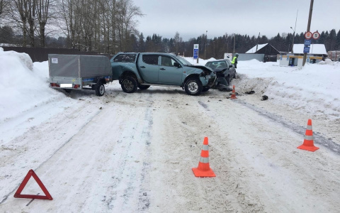 В Кировской области столкнулись Audi и Mitsubishi: женщина-водитель в больнице