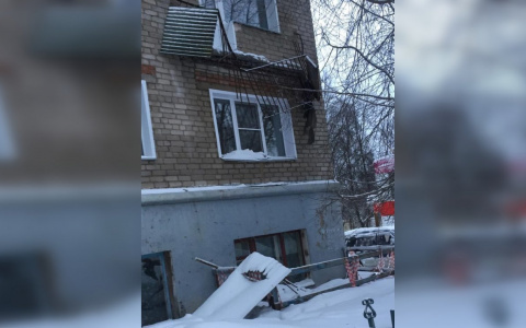 В Кирово-Чепецке из-за схода снежной глыбы обрушился балкон