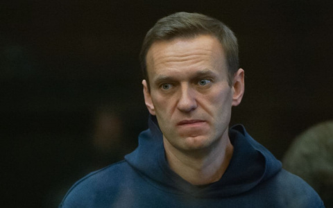 Алексея Навального приговорили к 2 годам 8 месяцам колонии общего режима