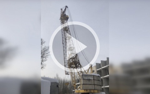 В Кирово-Чепецке на территории стройки упал башенный кран