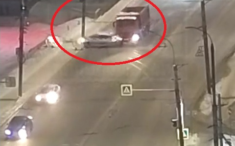 В центре Кирове легковушка не вписалась в поворот и вылетела навстречу КамАЗу