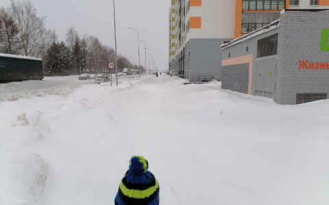 Кировчане столкнулись с новой проблемой: город утонул в снежных сугробах