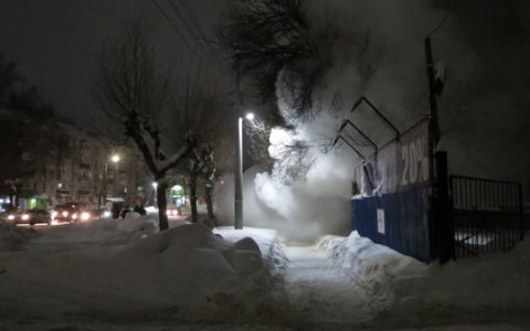 В центре Кирова был прорыв теплосетей, улица Воровского затоплена