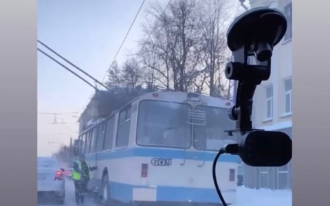 В Кирове из-за стоящих троллейбусов образовался километровый затор