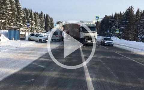 В Слободском районе «Лада» влетела в фуру: от удара легковушку откинуло на остановку