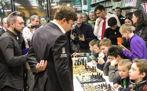 Всемирно известный шахматист Сергей Карякин проведет сеанс игры на 20 досках в Котельниче