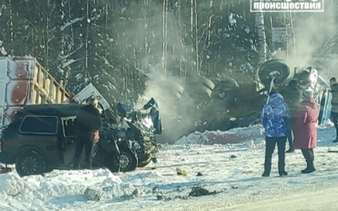 На Советском тракте от удара с "Нивой" перевернулся груженый КамАЗ