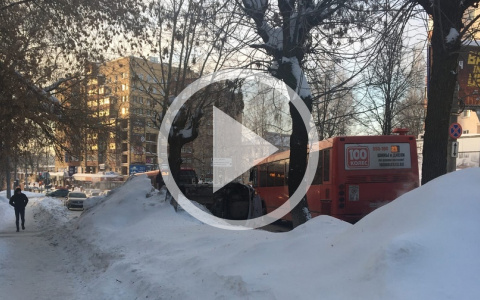 На Карла Маркса перевернулась машина: на месте пожарные и реанимация